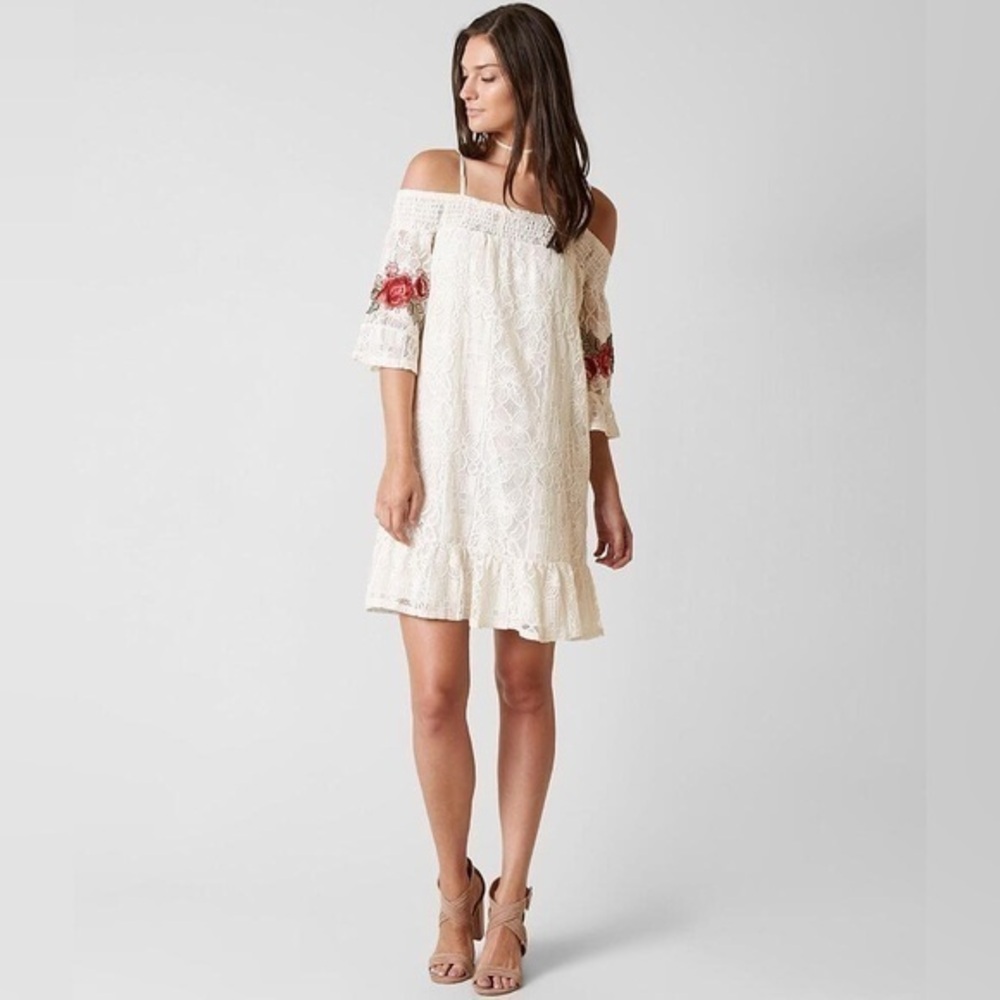 Coco + Jaimeson Cold Shoulder Lace Appliquéd dress NWOT washed only Small